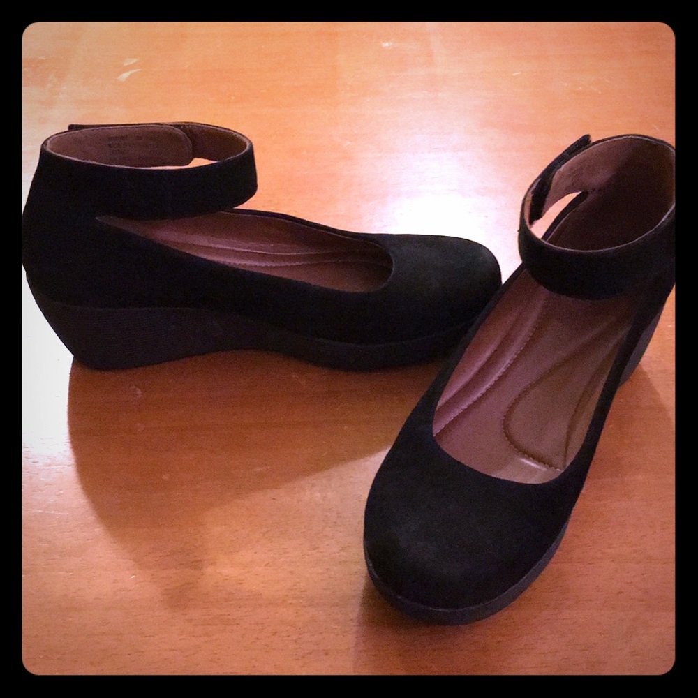 Adorable Clarks ankle-strap wedges, sz 8M